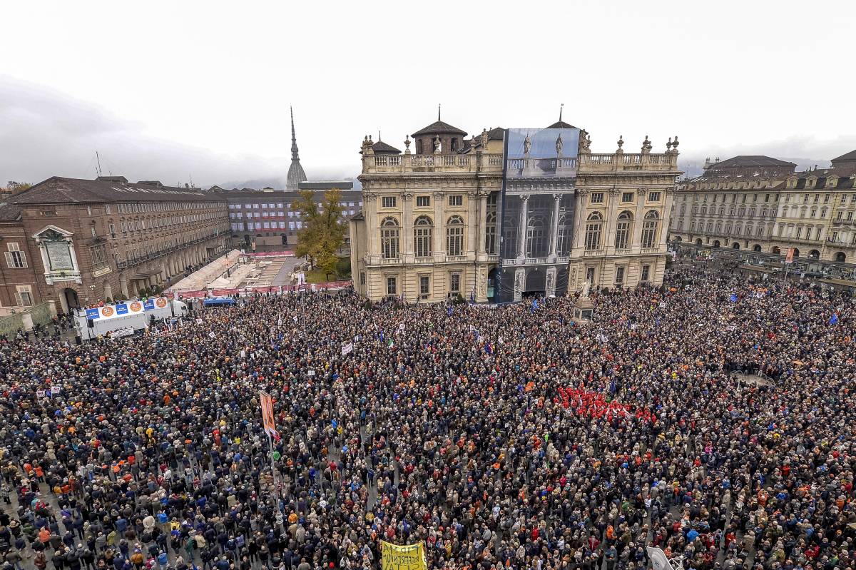 Torino invasa dai 40mila che dicono "Sì" Avviso di sfratto ai gialloverdi