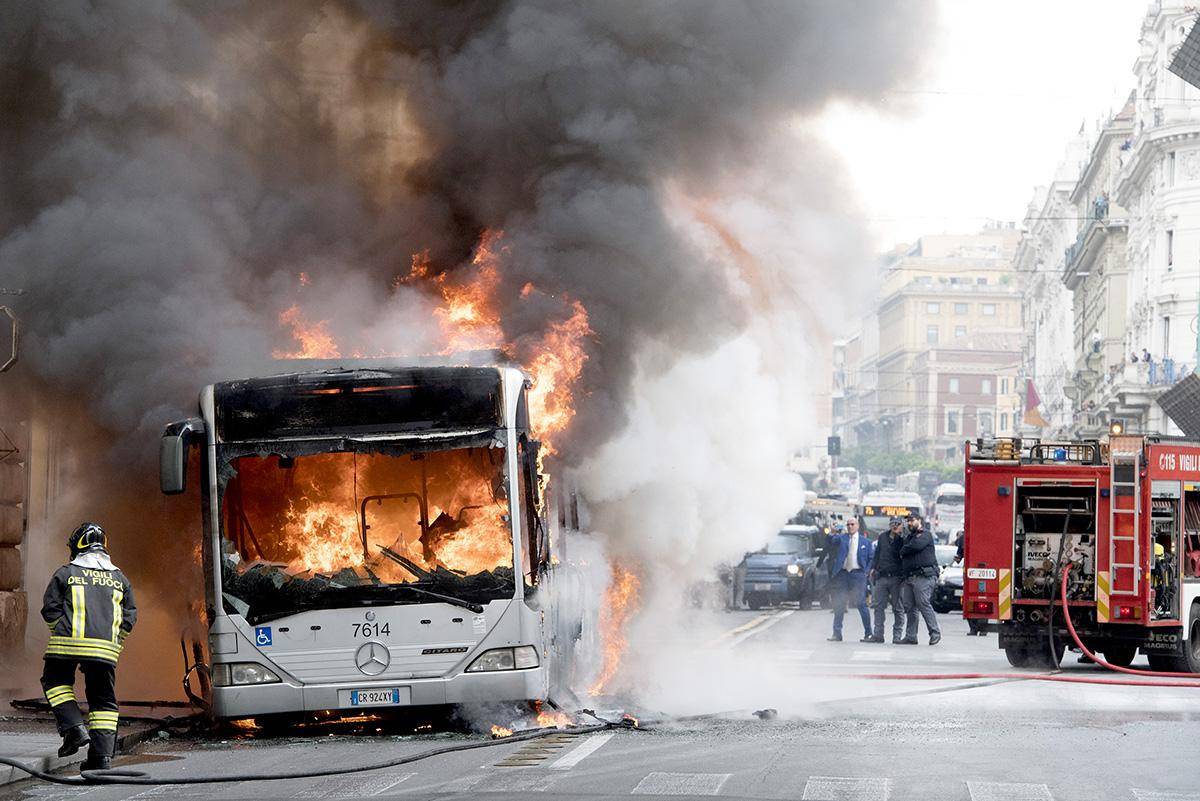 Roma, ancora un autobus dell'Atac in fiamme 