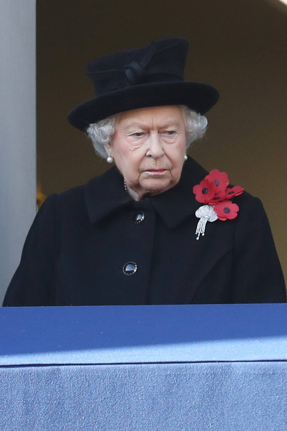 La regina Elisabetta nega la tiara a Meghan  Markle: "Non può avere tutto”