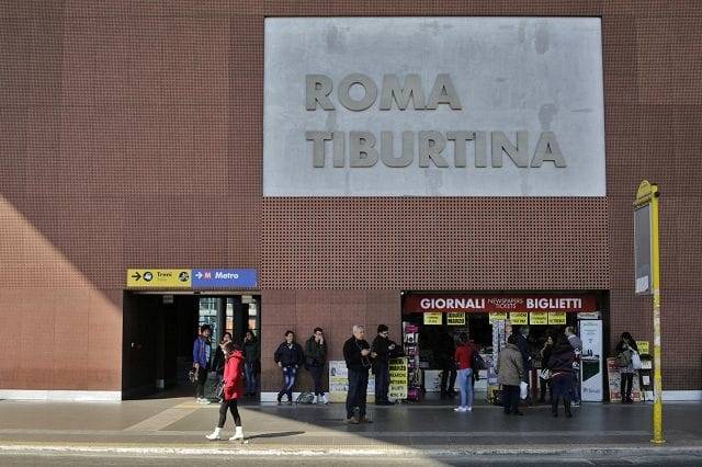 Roma, lancia pietra contro auto e tenta di aggredire donna: arrestato nigeriano