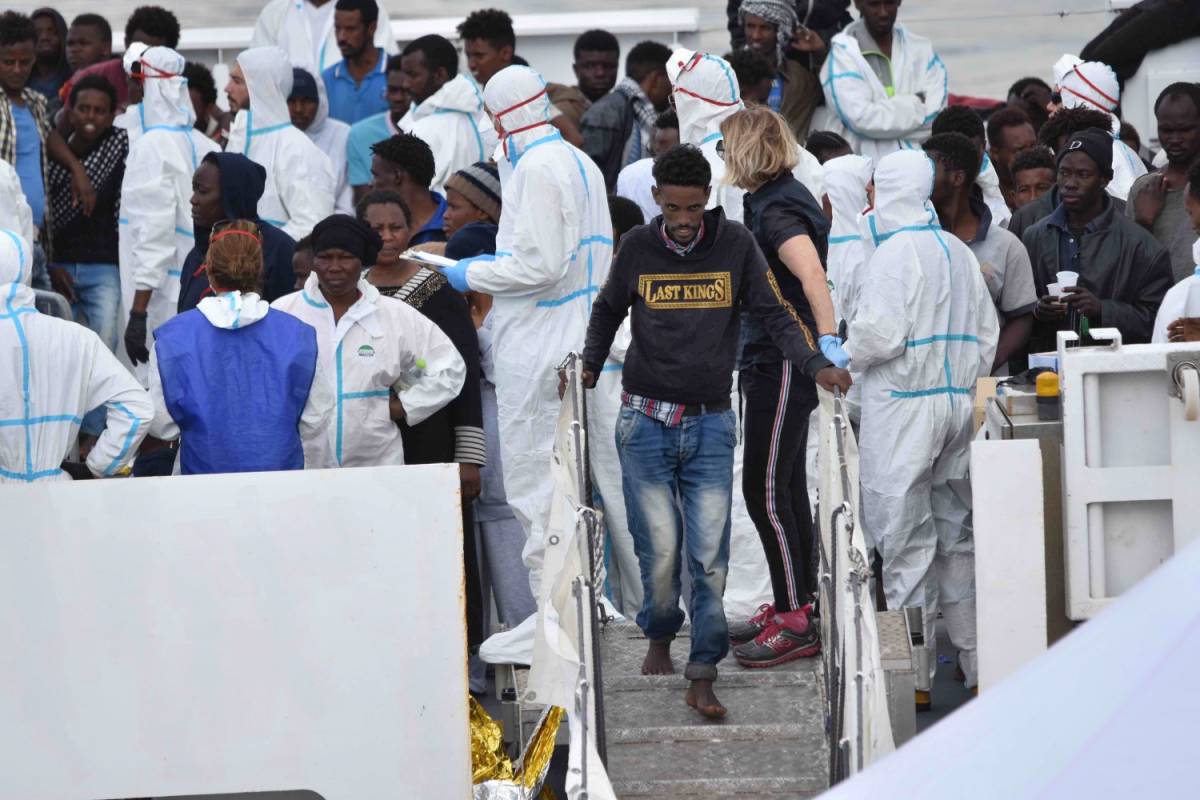 Migranti, allarme sulla scabbia: "Boom di medicinali venduti"