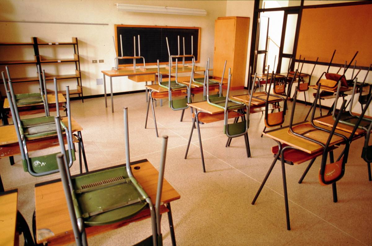 Vimercate, lanciò la sedia contro la professoressa: alunno confessa