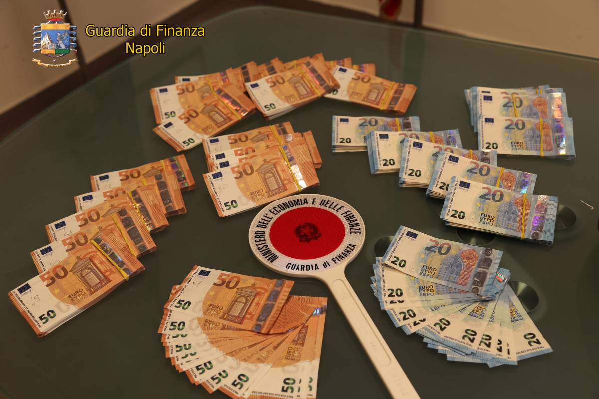 In borsa c'erano 60mila euro falsi: senegalese in manette