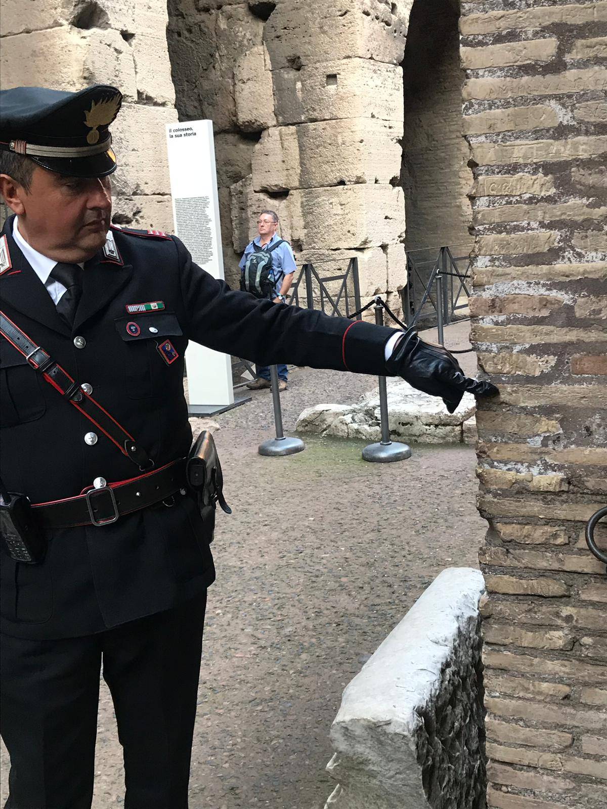 Turista americano stacca un pezzo del Colosseo: denunciato