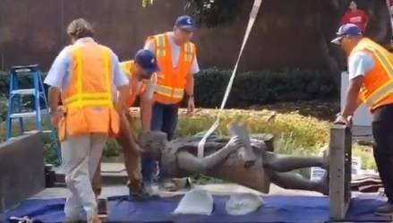 Los Angeles rimuove la statua di Colombo: "Sterminò i popoli nativi"