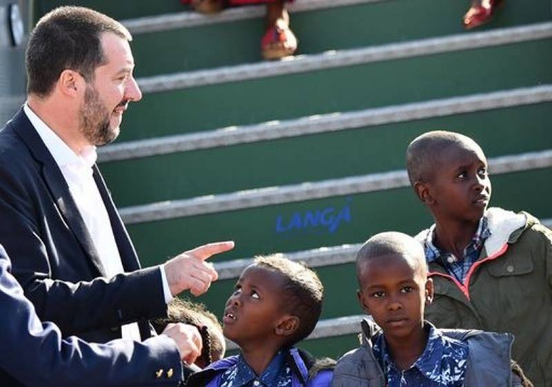 Migranti, è lite Salvini-Europa: ​"Regredite", "Avete pregiudizi"