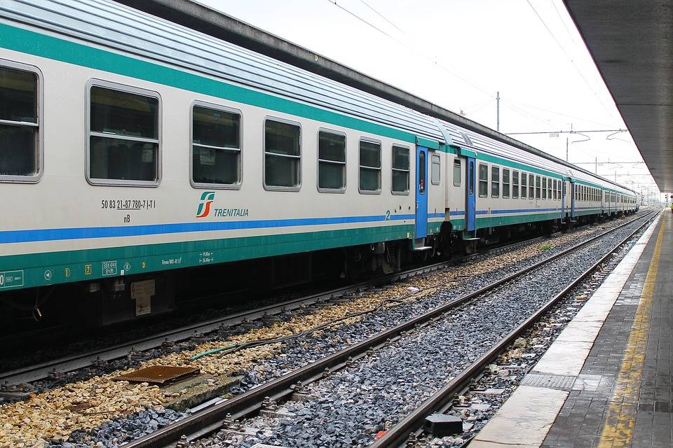 Firenze, incidente sulla linea ferroviaria, gravi tre operai