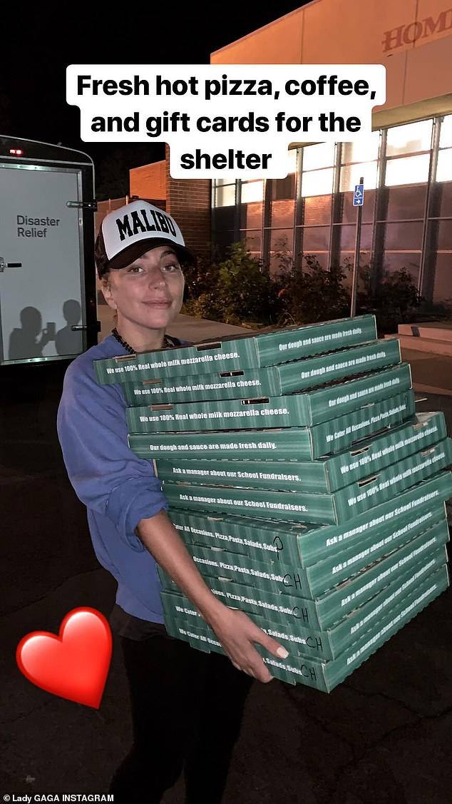 Lady Gaga porta le pizze agli sfollati degli incendi in California