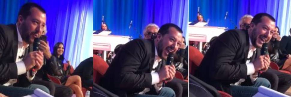 Show da Costanzo: Salvini canta Albachiara. E il pubblico applaude