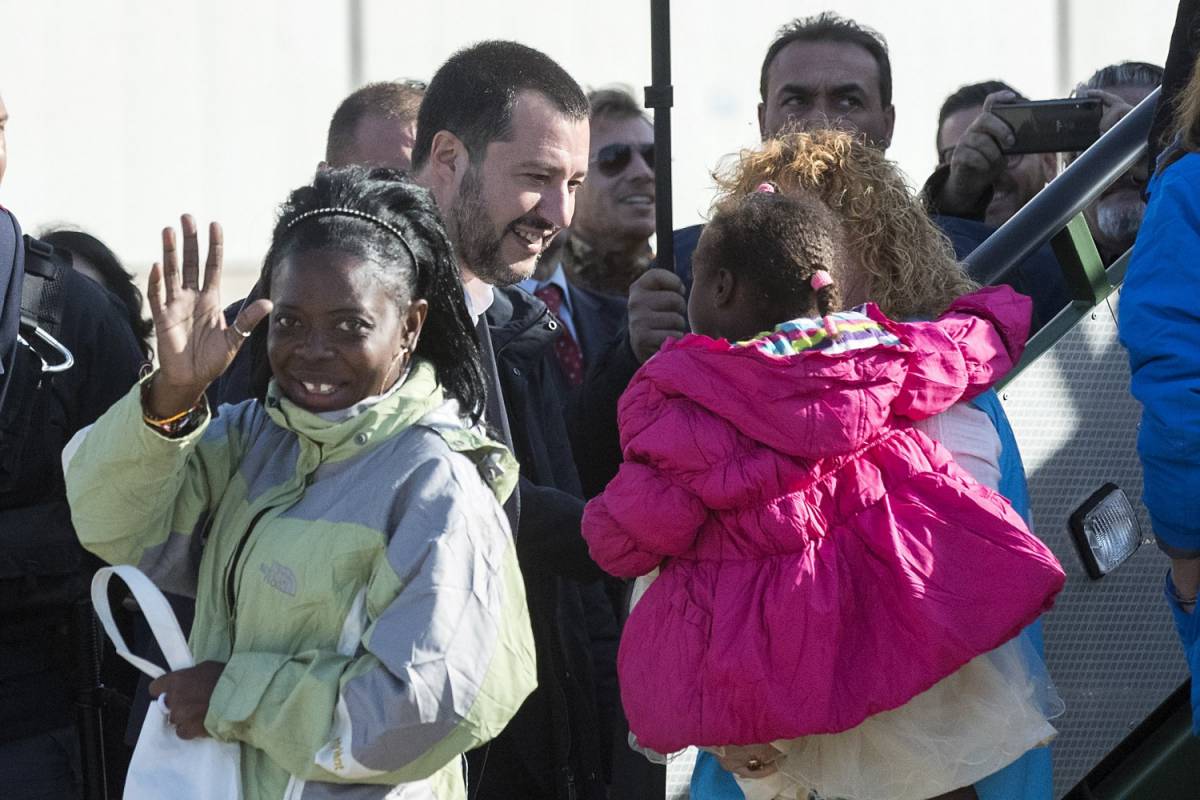 Macché razzista, Salvini con i bambini del Niger: "Noi accogliamo davvero"