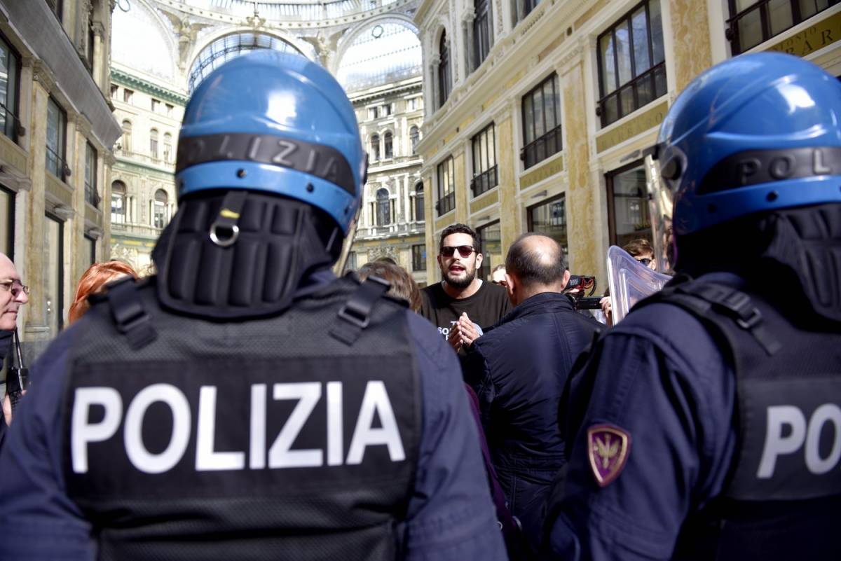 Antagonisti contestano Salvini, tensioni e scontro con polizia