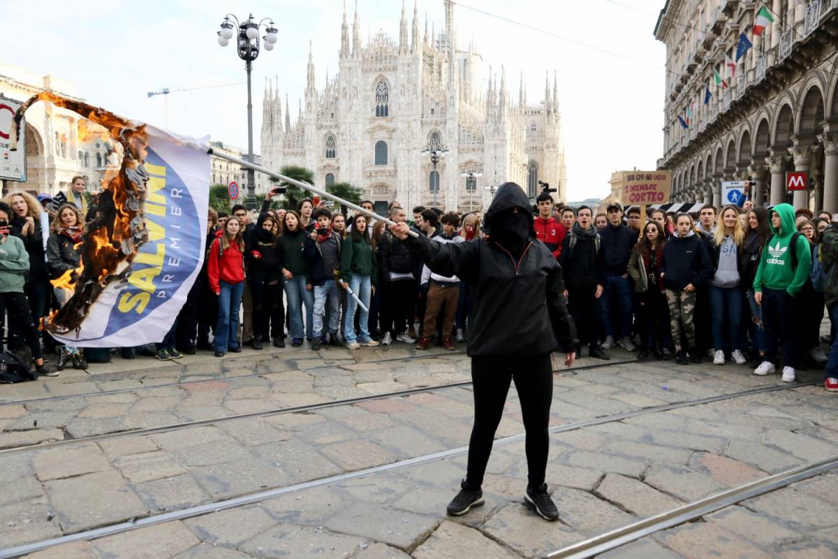 No Salvini day", gli studenti bruciano bandiere della Lega e "impiccano" fantoccio