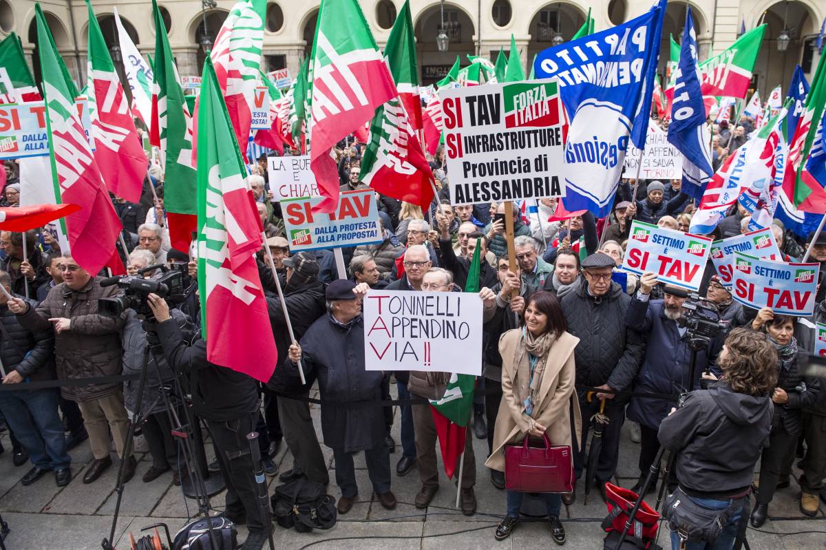 Orgoglio azzurro in piazza: "Sì Tav, no ideologia M5s"