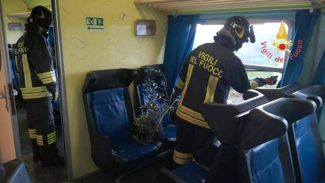 Crotone, tromba d'aria travolge un treno: vetri rotti e passeggeri feriti