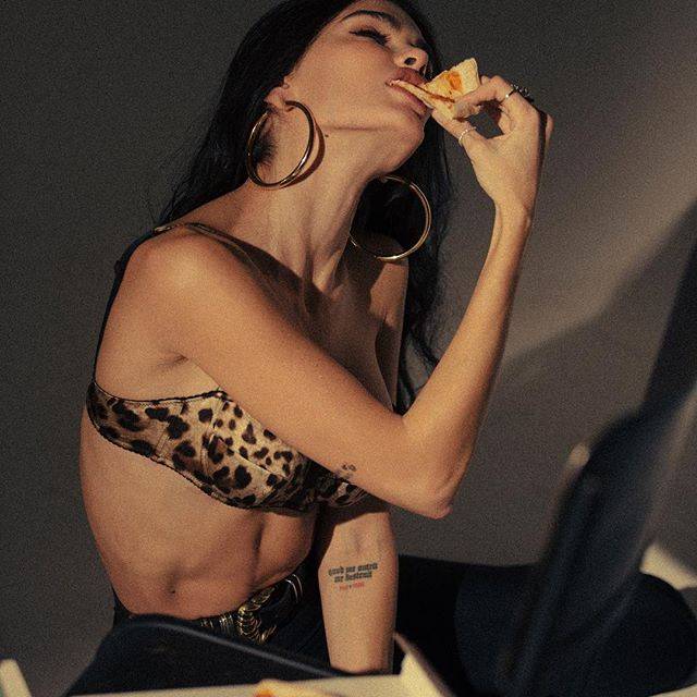 Lady Djordjevic scatenata su Instagram: "Amo il rock and roll e il sesso"