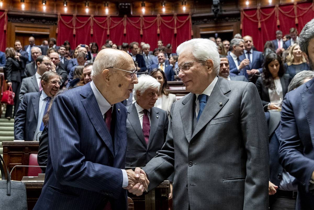 Mattarella chiama Napolitano: "Italiani riconoscenti per la sua presidenza"