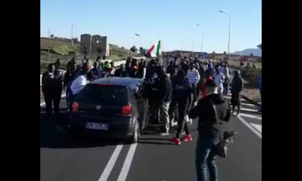 "Non paghiamo per l'autobus". Migranti in rivolta contro i tagli di Salvini