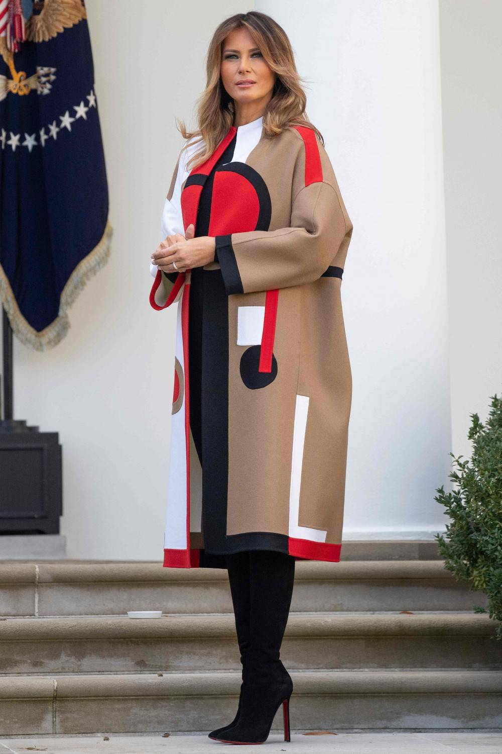 L'ultima di Melania Trump: un cappotto "geometrico" da 10mila dollari