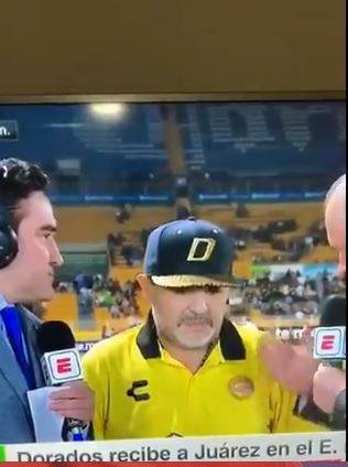 Maradona si blocca in diretta tv: undici secondi di stop durante l'intervista