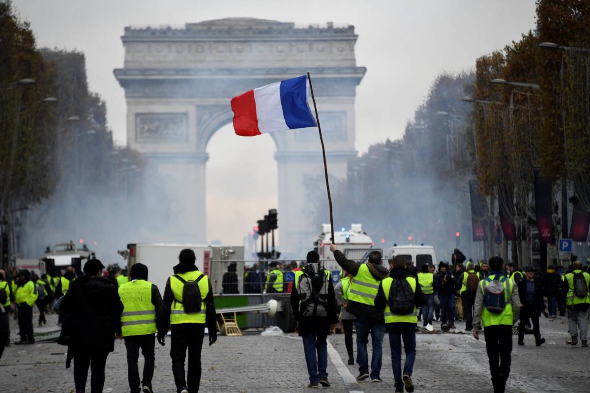 La Francia  protesta per la benzina e tace sull'islam