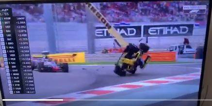 Formula Uno, Hulkenberg vola contro le barriere e la sua Renault prende fuoco