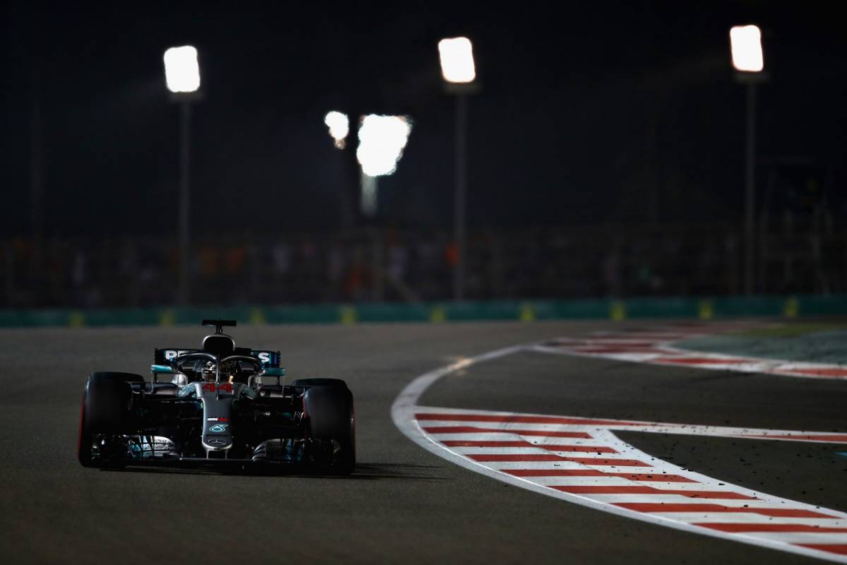 Formula Uno, Hamilton vince anche ad Abu Dhabi. Secondo Vettel, ritiro per Raikkonen