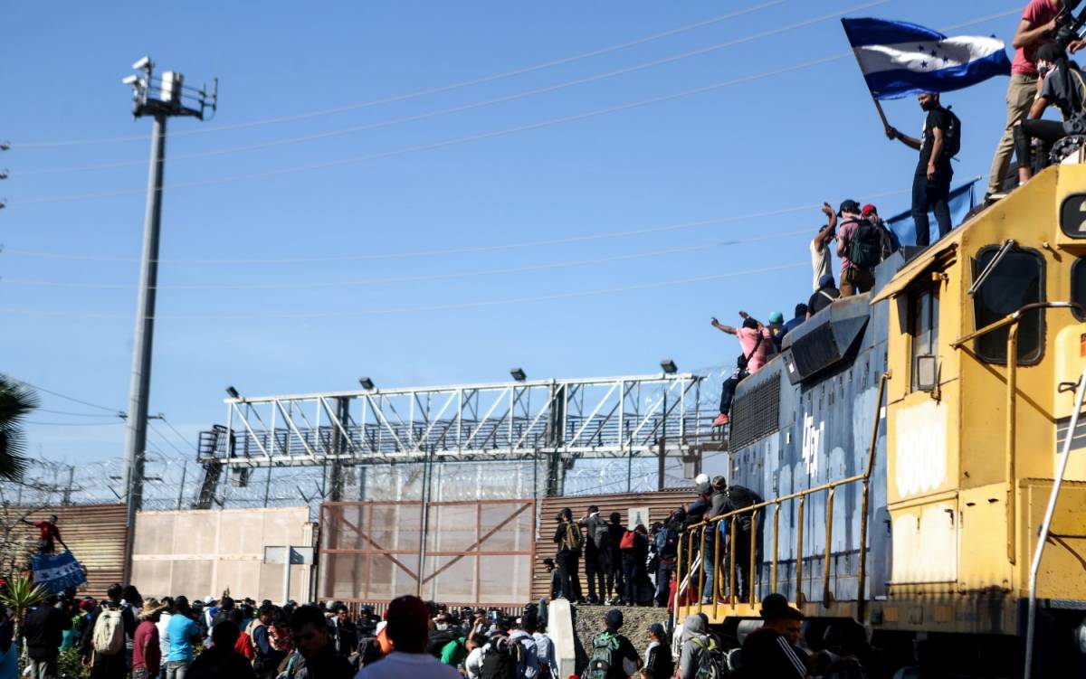 Chiuso confine Usa-Messico. Lacrimogeni sui migranti