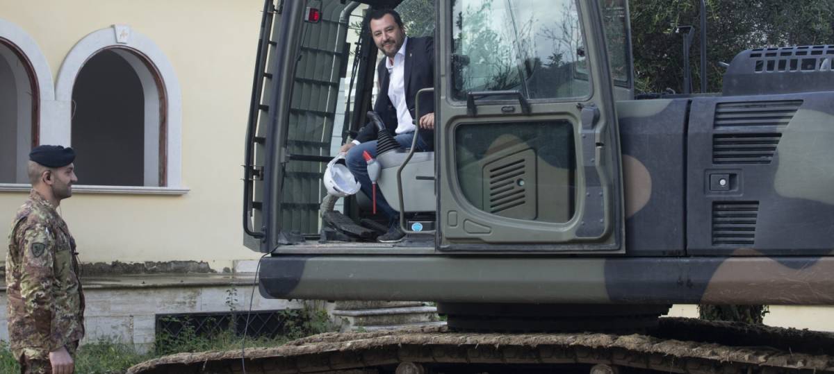 Casamonica, Salvini in ruspa: "Adesso qui torna la legalità"