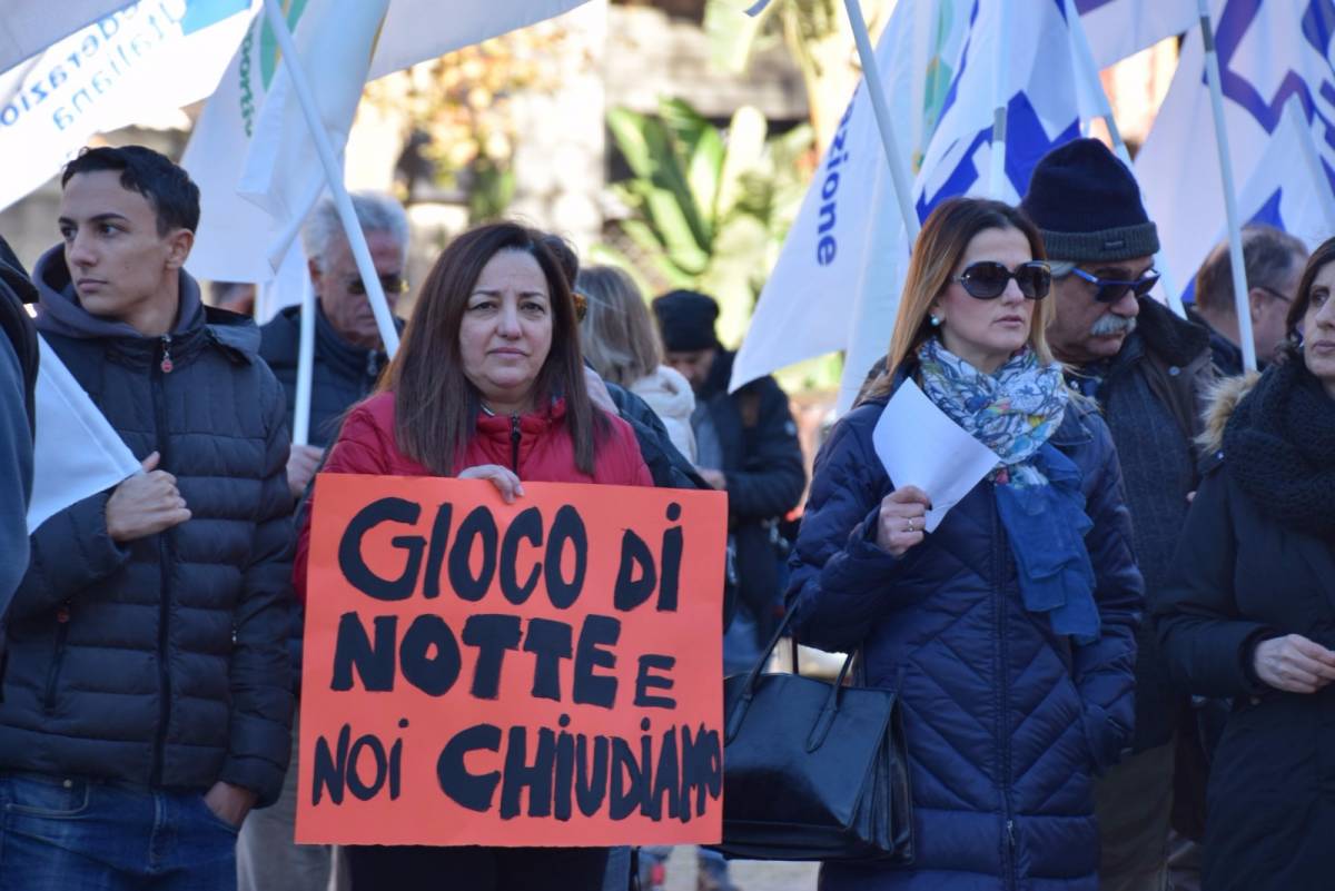 Tabaccai e totoricevitori in piazza a Ventimiglia contro l'ordinanza anti-slot del sindaco 