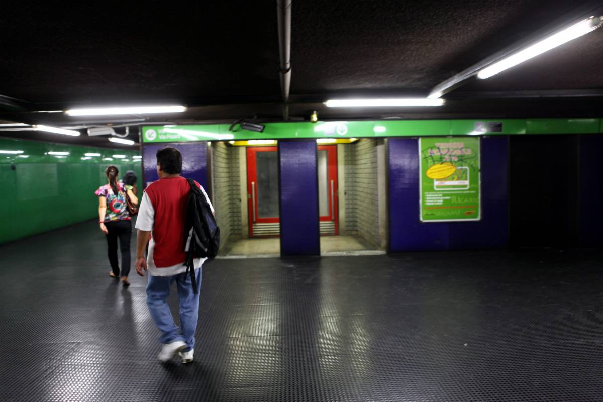 Milano, attacco alla metro verde: sassaiola contro i vagoni. Attimi di paura sui binari