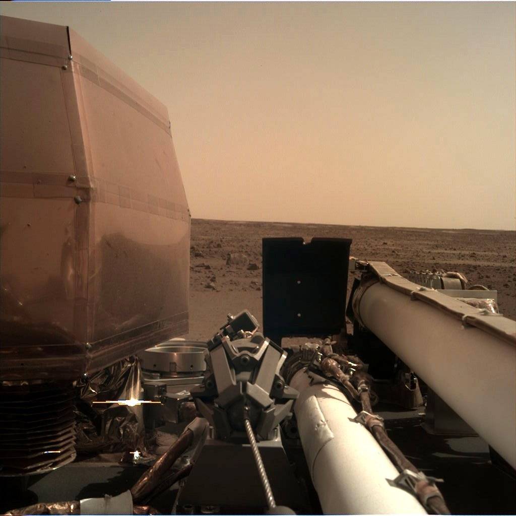 Ecco il primo selfie da Marte: la sonda InSight pronta a esplorare il sottosuolo
