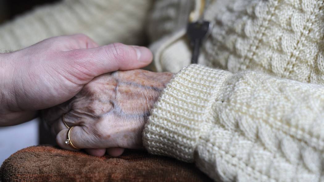 Bologna, 93enne uccide la moglie malata da tempo e si toglie la vita