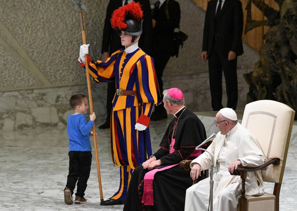 Bimbo sale sul palco durante l'udienza papale. Francesco: "È indisciplinato, è argentino"