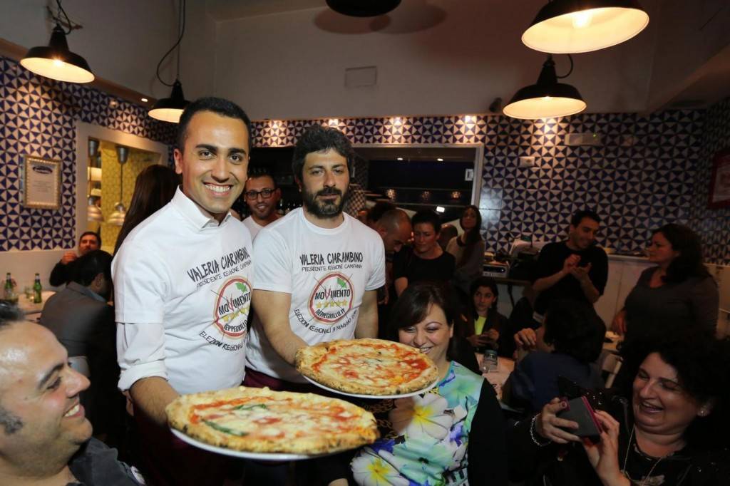Di Maio, gli ex colleghi rivelano "Lavorava in pizzeria in nero"