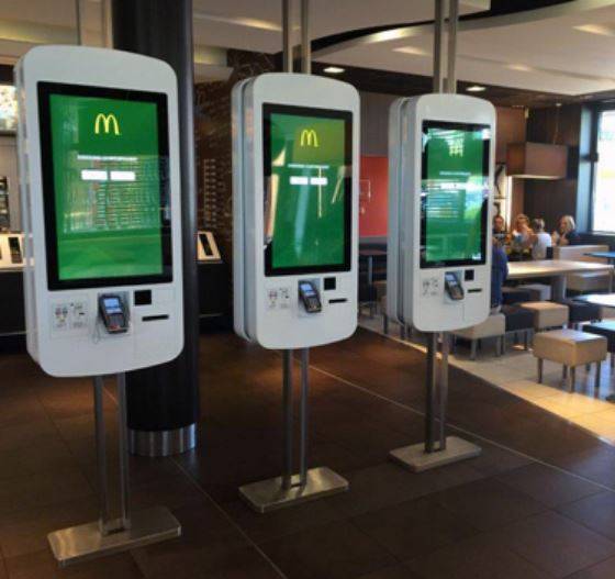 Lo studio choc sui McDonald's: "Batteri e feci sui touchscreen". Ma l'azienda rigetta le accuse