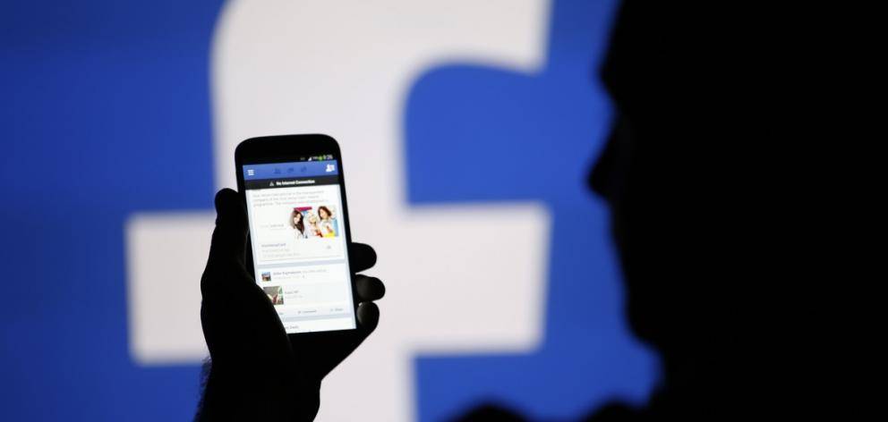 Facebook rende accessibili foto di milioni di utenti: "Colpa di un bug"