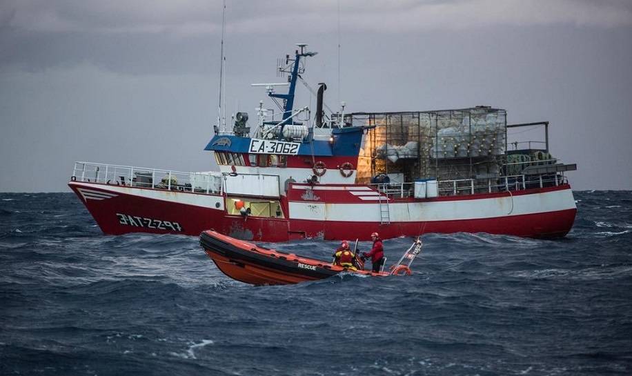 Migranti, Malta cede. Peschereccio spagnolo fa rotta verso l'isola