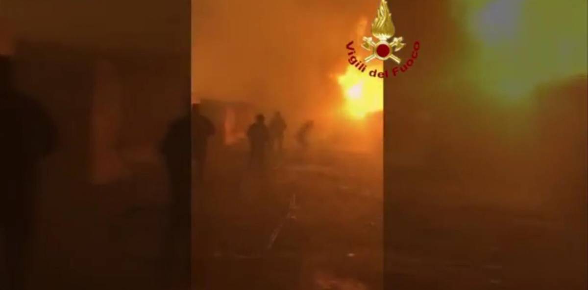 Incendio nel ghetto dei migranti: un 29enne muore tra le fiamme