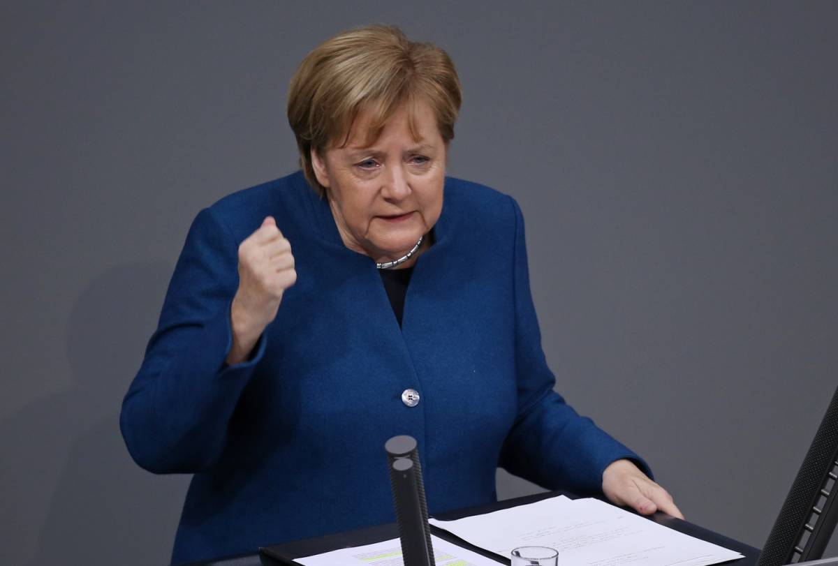 La Merkel tifa Akk per restare in sella
