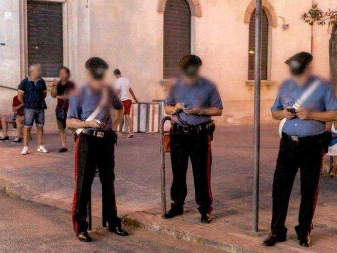 Bufera sulla foto dei carabinieri: l'Arma vieta lo smartphone