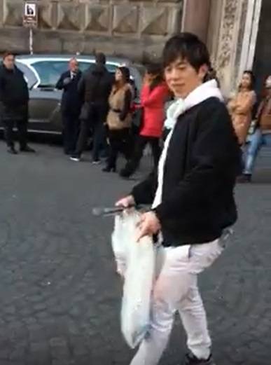 Napoli, il video del ragazzo giapponese che raccoglie i rifiuti è virale