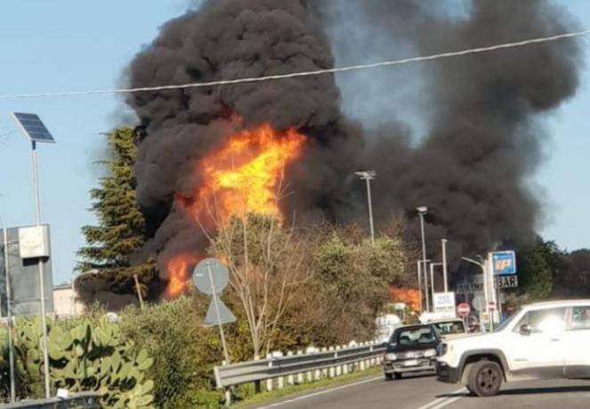 Esplode l'autocisterna: inferno al distributore Due morti e 18 feriti