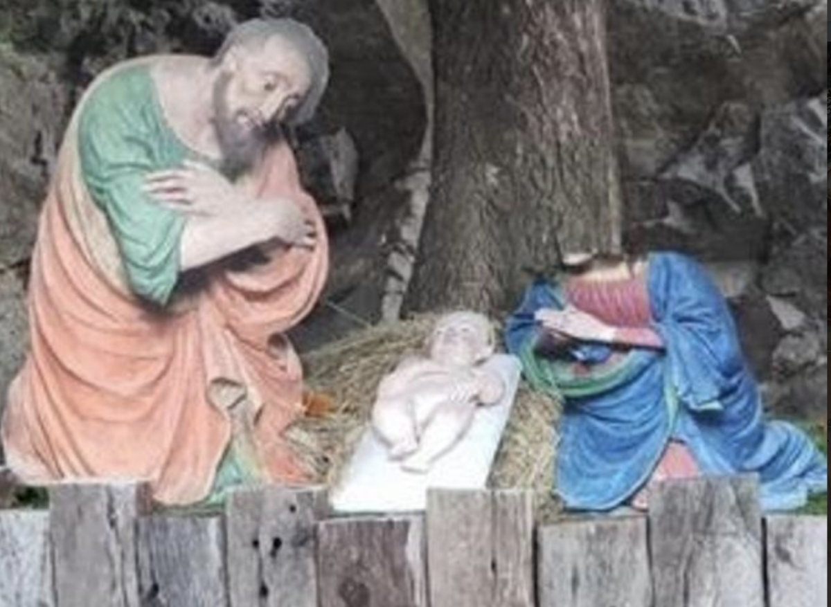 Varallo, vandali decapitano la statua della Madonna nel presepe