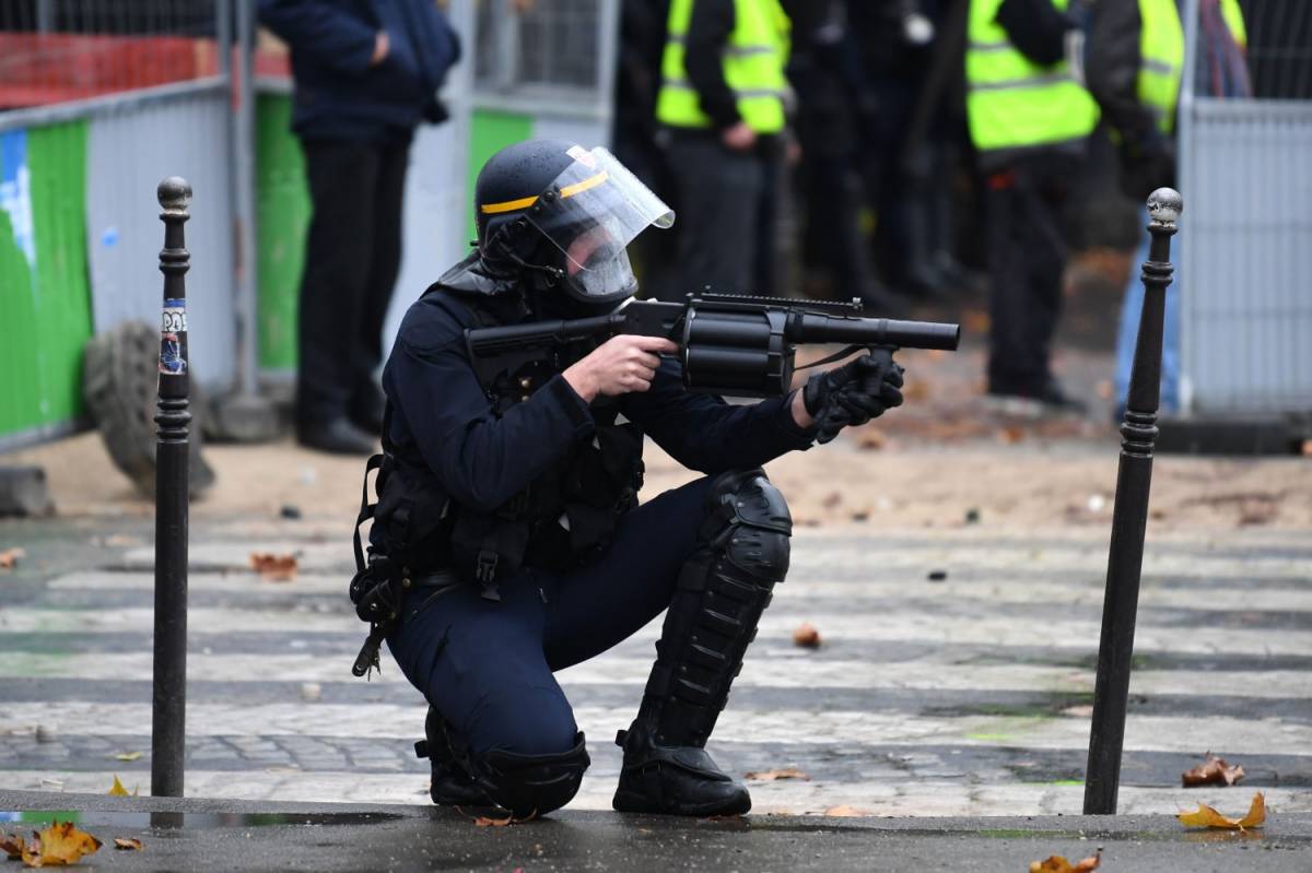 Polizia terrorizzata dai gilet gialli: "Saremo costretti a sparare"