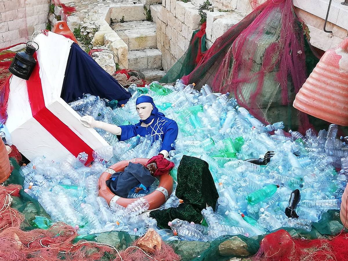 Presepe "migrante", Gesù (di colore) affoga nella plastica