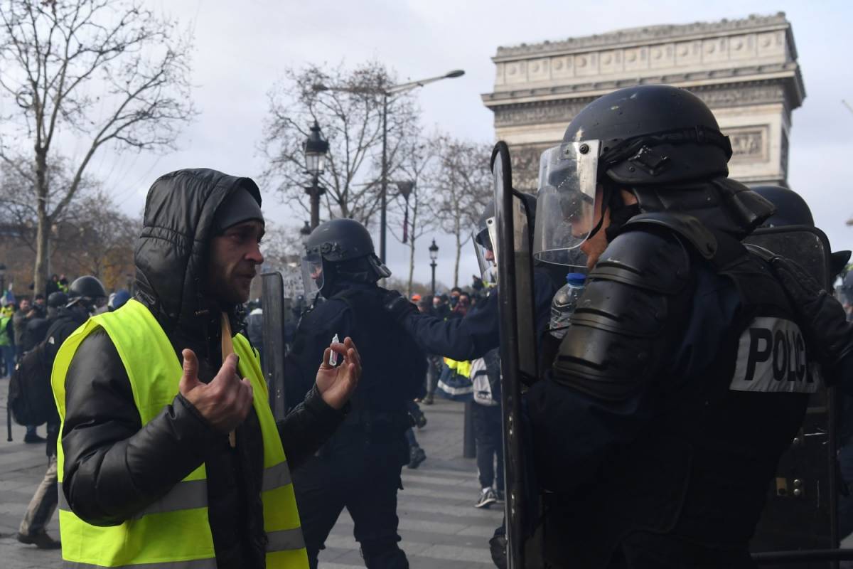 Macron ai gilet gialli: "Stop alle manifestazioni"