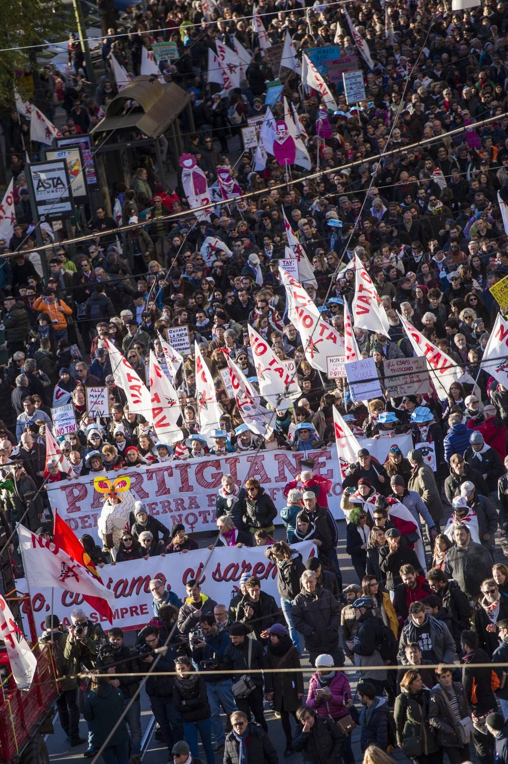 I no Tav in piazza a Torino: "I 5 Stelle resistano alla Lega"