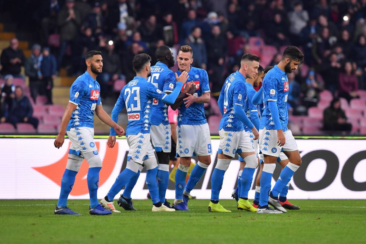 Il Napoli serve il poker al Frosinone: secco 4-0 e Juventus a meno otto