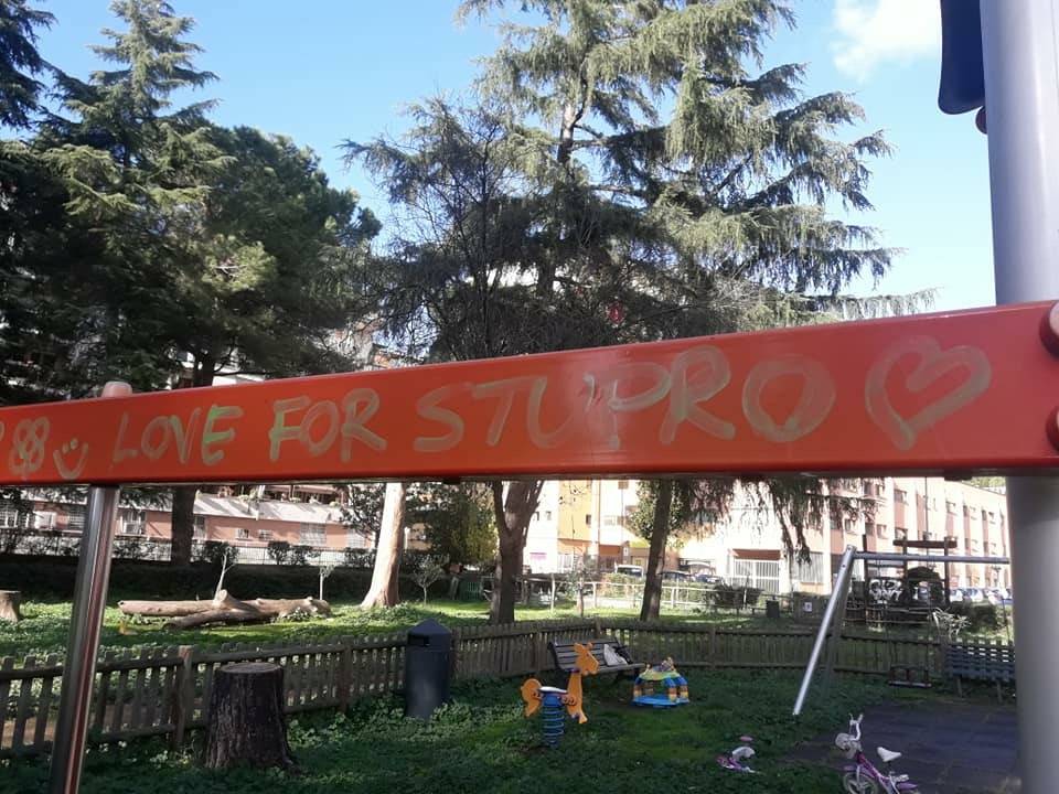 "Love for stupro", scritte choc in un parco giochi di Roma