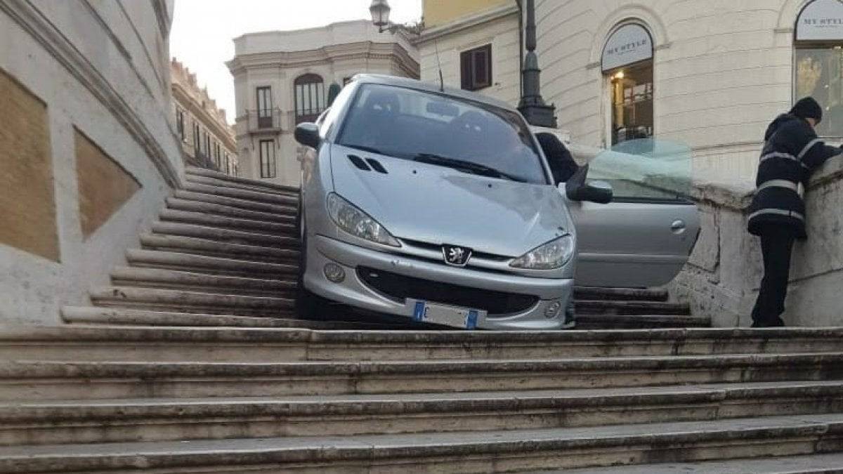 Roma, 27enne ubriaco si incaglia con l’auto su scalinata di Trinità dei Monti: denunciato